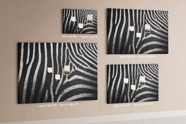Pizarra de corcho con diseño de rayas de cebra blancas y negras sobre el fondo