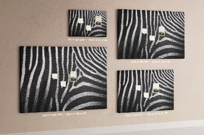 Pizarra de corcho con diseño de rayas de cebra blancas y negras sobre el fondo