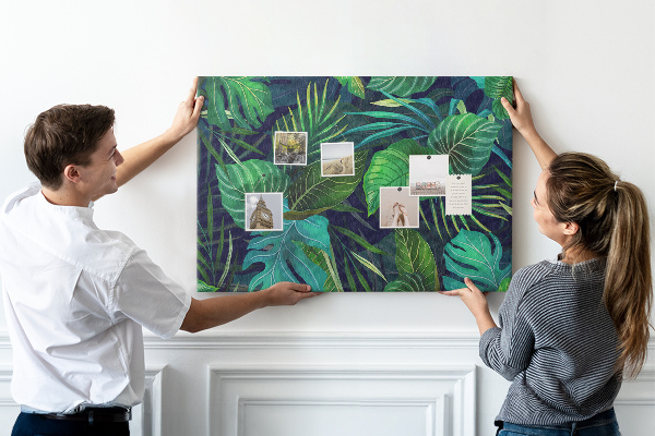 Tablero de corcho decorativo con diseño de hojas tropicales sobre fondo oscuro