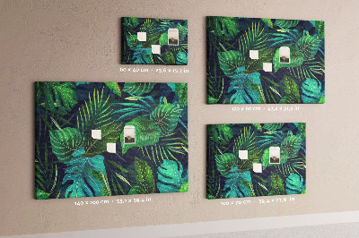 Tablero de corcho decorativo con diseño de hojas tropicales sobre fondo oscuro