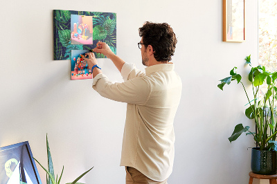 Tablero de corcho decorativo con diseño de hojas tropicales sobre fondo oscuro