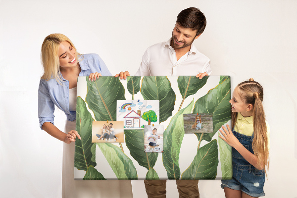 Tablero de anuncios diseño de hojas tropicales en tonos verdes
