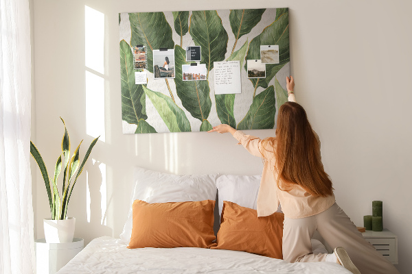 Tablero de anuncios diseño de hojas tropicales en tonos verdes