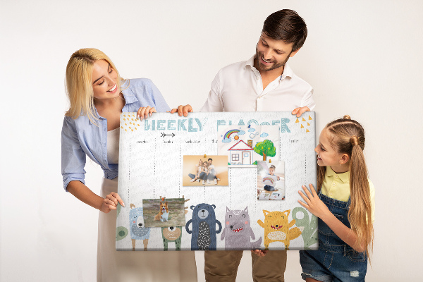 Tablero de corcho decorado planificador semanal con diseño de animales coloridos