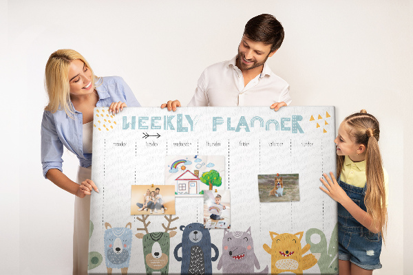 Tablero de corcho decorado planificador semanal con diseño de animales coloridos