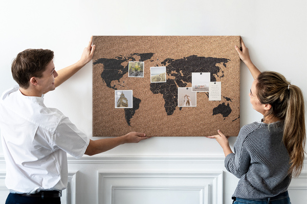 Pizarra de corcho con diseño de mapa del mundo