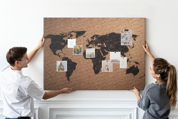 Pizarra de corcho con diseño de mapa del mundo