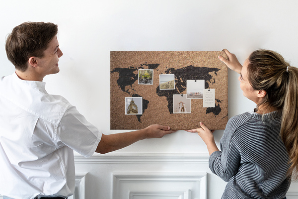 Pizarra de corcho con diseño de mapa del mundo