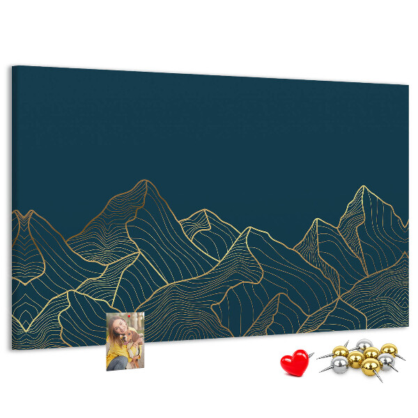 Tablero de corcho decorado con diseño de montañas en tonos dorados sobre fondo oscuro