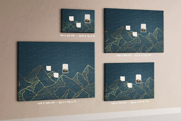 Tablero de corcho decorado con diseño de montañas en tonos dorados sobre fondo oscuro
