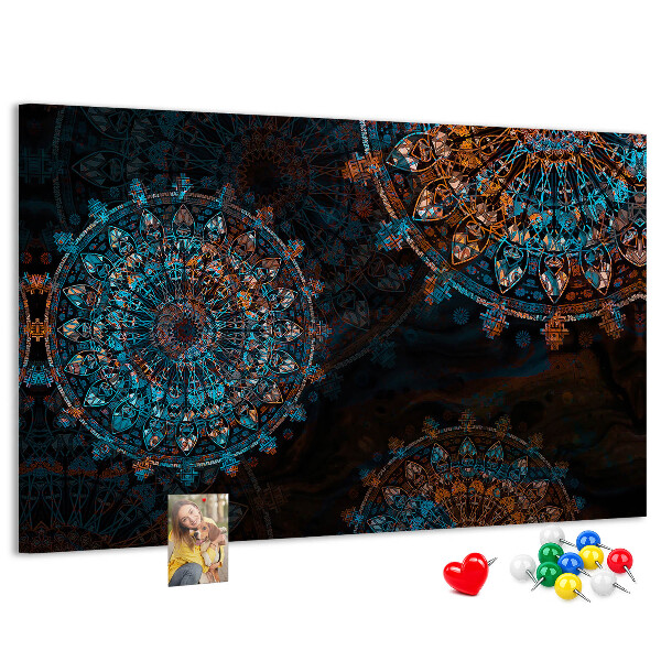 Tablero de anuncios Mandalas complejos en tonos azules y marrones.
