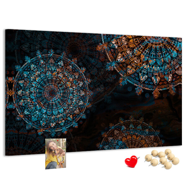 Tablero de anuncios Mandalas complejos en tonos azules y marrones.