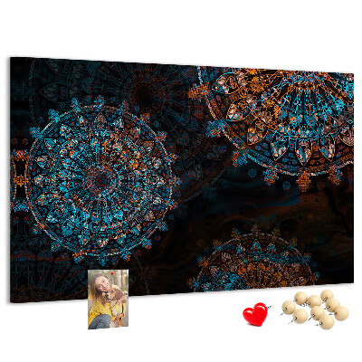 Tablero de anuncios Mandalas complejos en tonos azules y marrones.