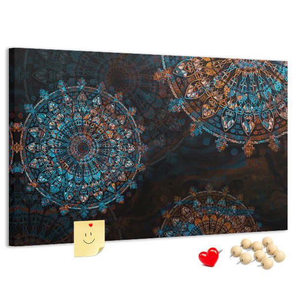 Tablero de anuncios Mandalas complejos en tonos azules y marrones.