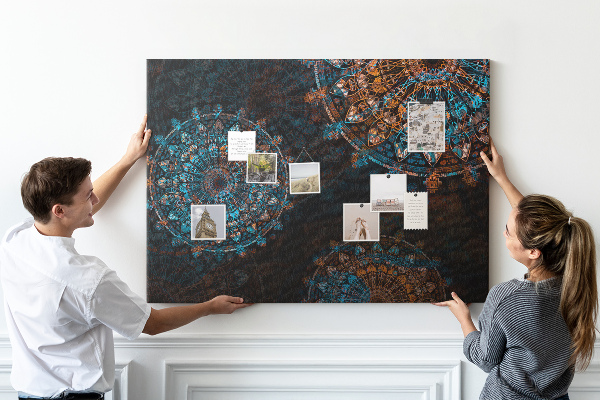 Tablero de anuncios Mandalas complejos en tonos azules y marrones.