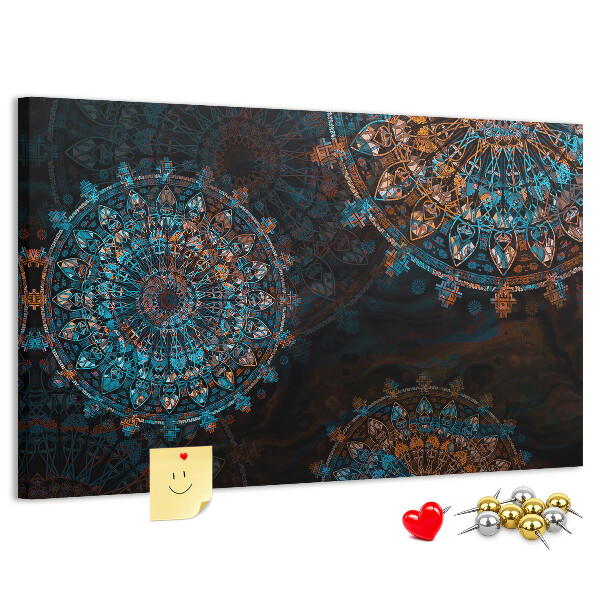 Tablero de anuncios Mandalas complejos en tonos azules y marrones.