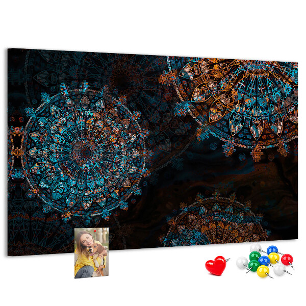 Tablero de anuncios Mandalas complejos en tonos azules y marrones.