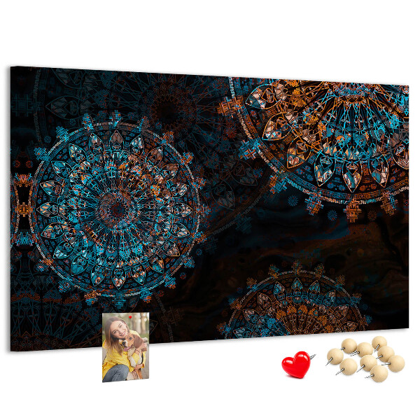 Tablero de anuncios Mandalas complejos en tonos azules y marrones.