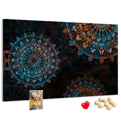 Tablero de anuncios Mandalas complejos en tonos azules y marrones.