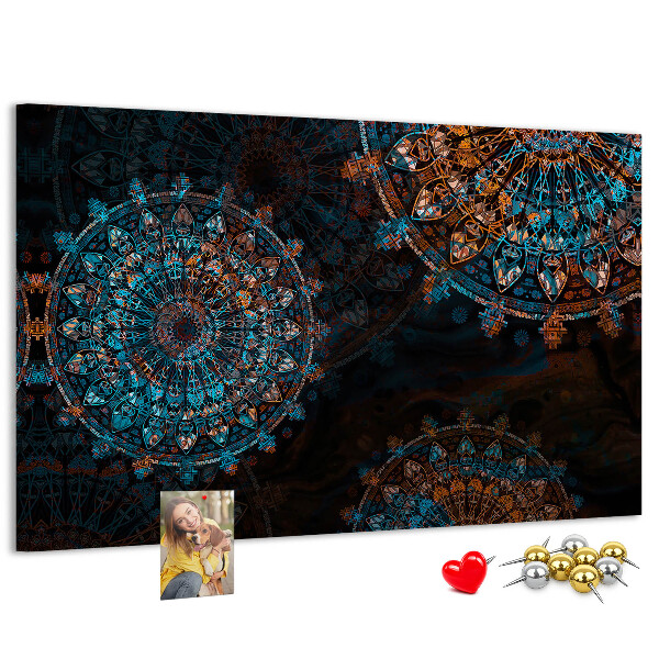 Tablero de anuncios Mandalas complejos en tonos azules y marrones.