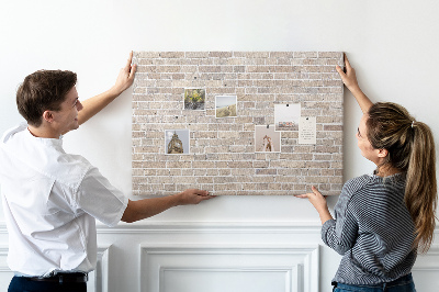 Tablero de corcho decorado con diseño de pared de ladrillo en tonos neutros