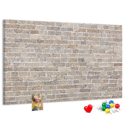 Tablero de corcho decorado con diseño de pared de ladrillo en tonos neutros