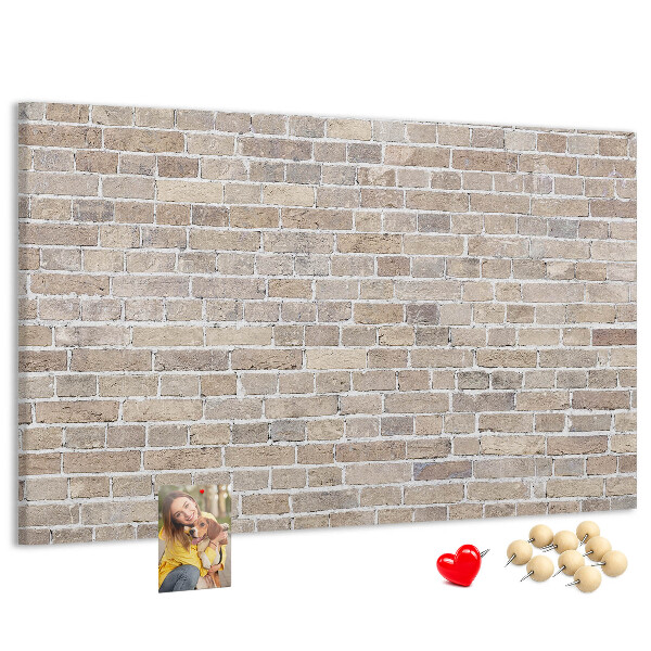 Tablero de corcho decorado con diseño de pared de ladrillo en tonos neutros