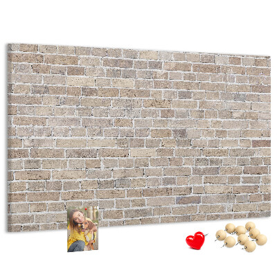 Tablero de corcho decorado con diseño de pared de ladrillo en tonos neutros