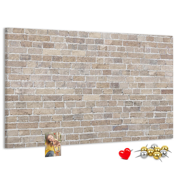 Tablero de corcho decorado con diseño de pared de ladrillo en tonos neutros