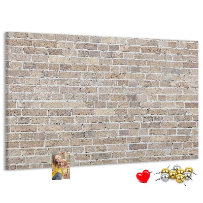 Tablero de corcho decorado con diseño de pared de ladrillo en tonos neutros