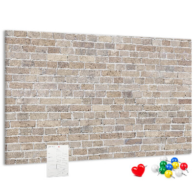 Tablero de corcho decorado con diseño de pared de ladrillo en tonos neutros