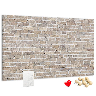 Tablero de corcho decorado con diseño de pared de ladrillo en tonos neutros