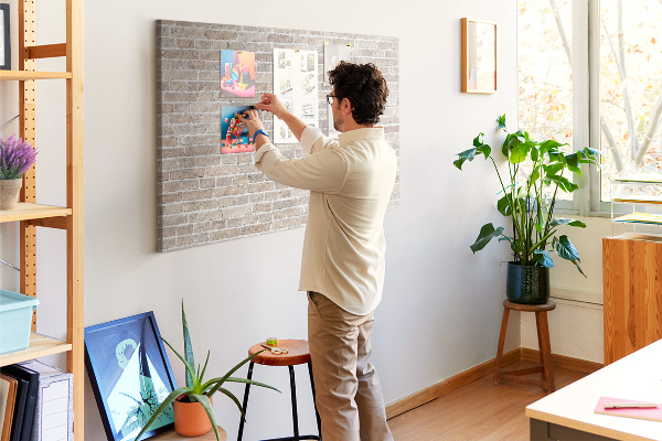 Tablero de corcho decorado con diseño de pared de ladrillo en tonos neutros