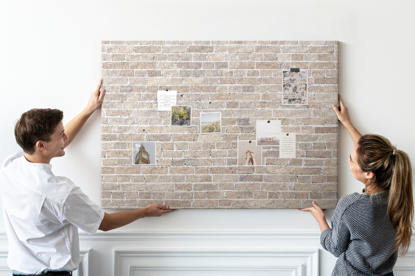 Tablero de corcho decorado con diseño de pared de ladrillo en tonos neutros