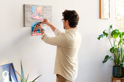 Tablero de corcho decorado con diseño de pared de ladrillo en tonos neutros