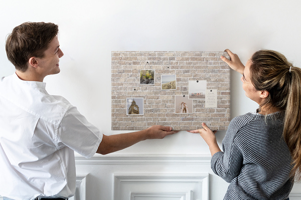 Tablero de corcho decorado con diseño de pared de ladrillo en tonos neutros