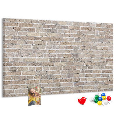 Tablero de corcho decorado con diseño de pared de ladrillo en tonos neutros