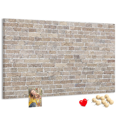 Tablero de corcho decorado con diseño de pared de ladrillo en tonos neutros