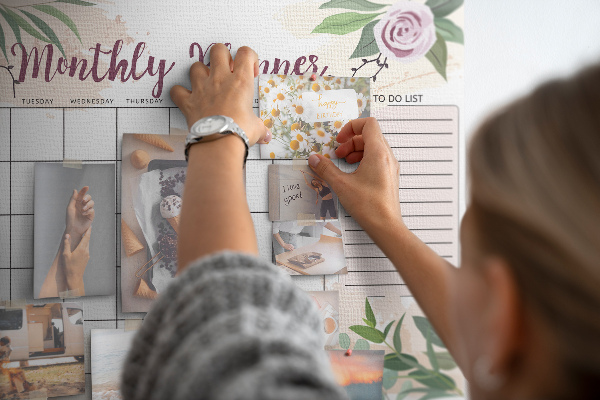 Calendario mensual con detalles florales y tablero de anuncios