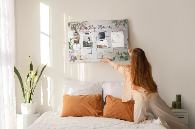 Calendario mensual con detalles florales y tablero de anuncios