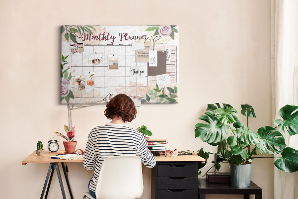 Calendario mensual con detalles florales y tablero de anuncios