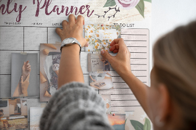 Calendario mensual con detalles florales y tablero de anuncios