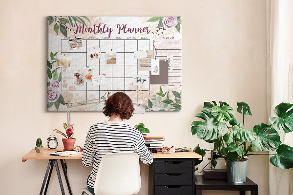 Calendario mensual con detalles florales y tablero de anuncios