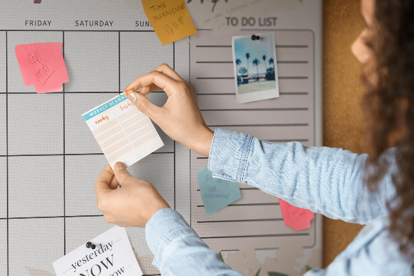 Calendario mensual con detalles florales y tablero de anuncios