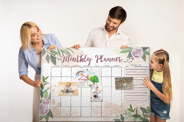 Calendario mensual con detalles florales y tablero de anuncios