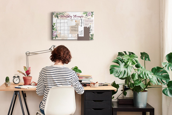 Calendario mensual con detalles florales y tablero de anuncios