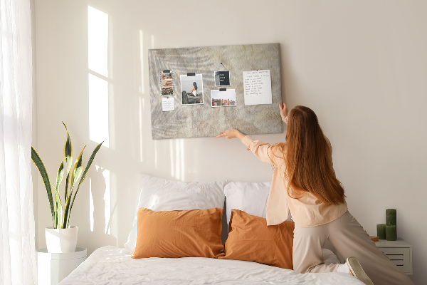 Tablero de corcho decorativo arenas cálidas con sombras delicadas