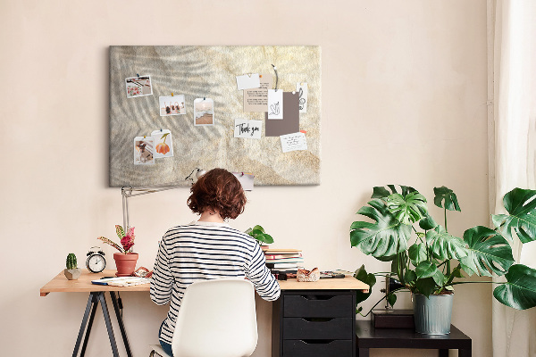 Tablero de corcho decorativo arenas cálidas con sombras delicadas