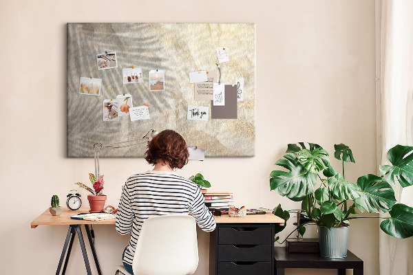 Tablero de corcho decorativo arenas cálidas con sombras delicadas