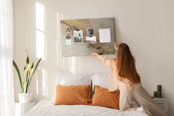 Tablero de anuncios paisaje abstracto con detalles dorados